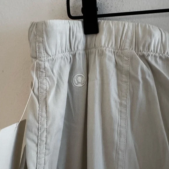 NWT Lululemon Lightweight Adjustable MR Cargo Pant L Bone